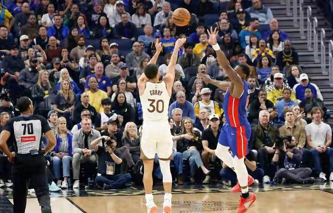 伤不起！库里23分伤退，8人上双仍崩盘，活塞双核29+21打穿勇士