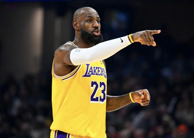 Shams：詹姆斯决心在湖人打完本赛季，明年会去哪还是未知数