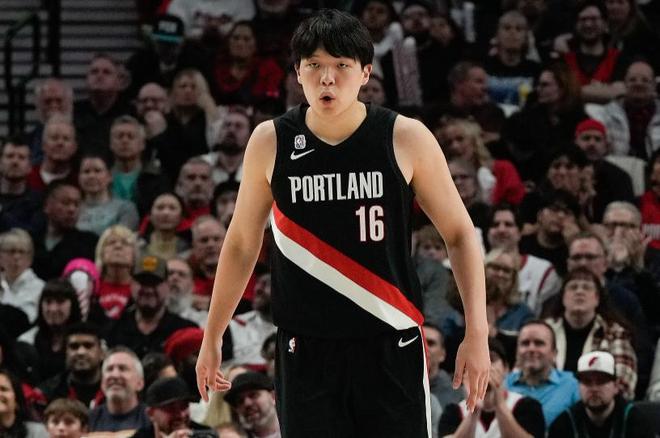 開拓者大戰(zhàn)湖人前，楊瀚森迎壞消息：一周后，恐怕連板凳都坐不了