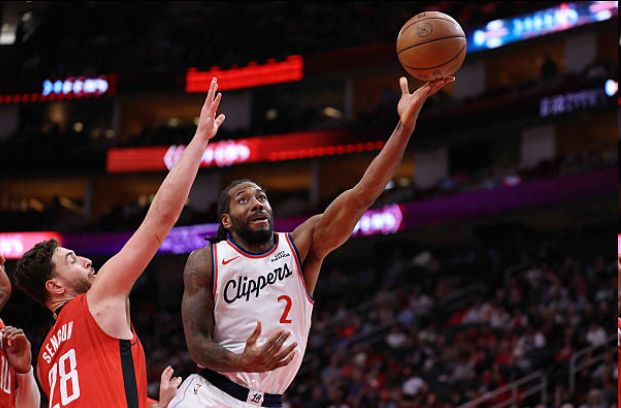 莱昂纳德场均28分 还带伤出战！赛后：昨天没打好 今天保持战斗