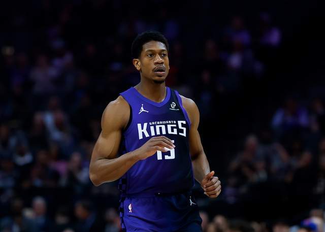 一夜3大消息！又一人赛季报销，詹姆斯突遭伤病，快船连签2人