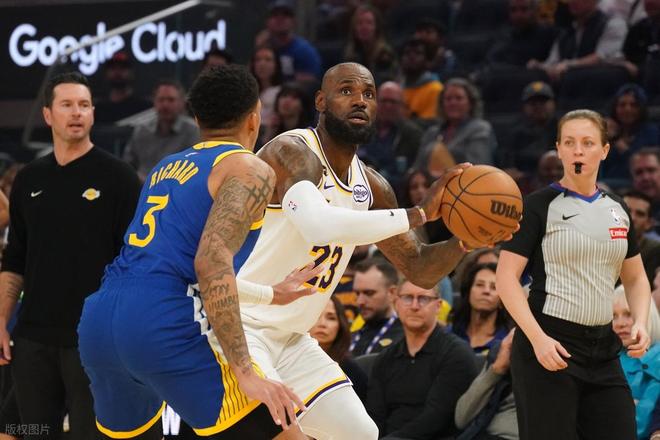 湖人28分血洗勇士！詹姆斯狂刷7大NBA纪录，湖人2换1交易赚大了