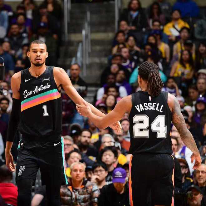 打疯了！文班亚马8分钟9中8狂轰25分 创生涯纪录+队史纪录