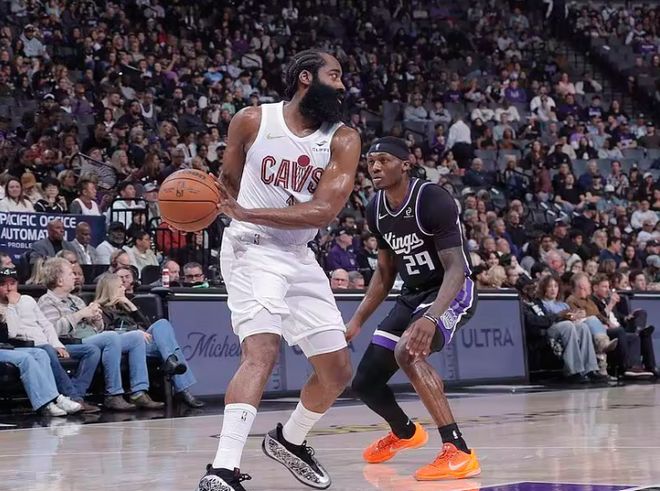 狂送12连败！哈登首秀挣扎，骑士大逆转，米切尔35+4，威少7失误