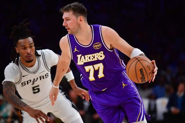 拉鋸戰(zhàn)！湖人落后1分實(shí)現(xiàn)反超：東契奇轟20+6+7，文班亞馬僅7分