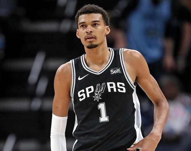 字母哥轰37+14+5仍无缘今日最佳！对不起，你碰到暴走的文班了