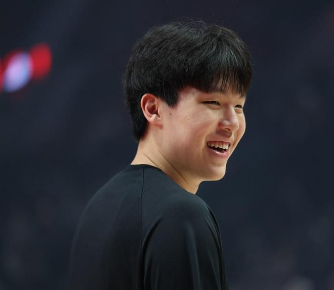 队记：杨瀚森目前为球队替补中锋，不会被下放至发展联盟