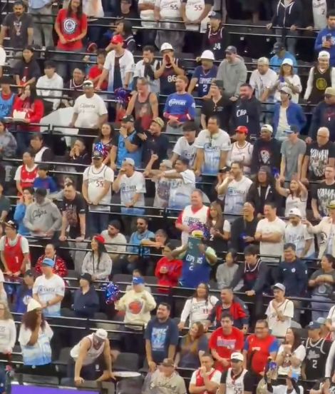 诛心了！开拓者球员罚球时，快船主场球迷齐声喊“FBI”