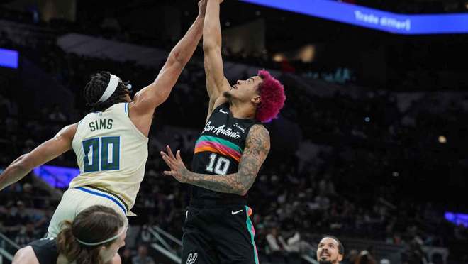 本赛季上场时间大幅减少后，马刺队允许索坎在本赛季寻求交易