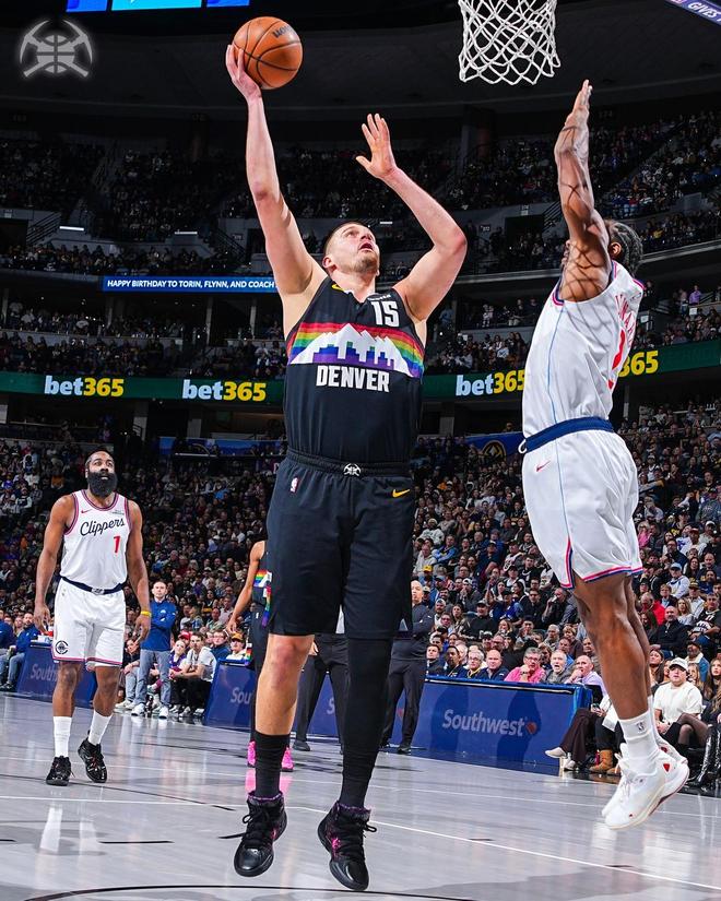 约基奇31+12+5+3抢断创NBA第1神迹，掘金完胜快船！哈登25+9