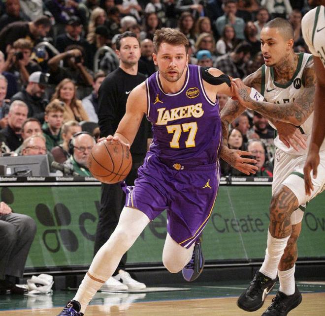 東契奇41+9+6刷新NBA神跡，里夫斯25分艾頓連場暴走，湖人擒雄鹿