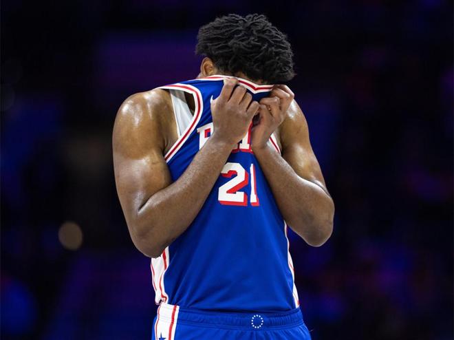 年赚6500万，复出首秀9中1！恩比德迷惑操作被嘲美媒：膝盖废掉了