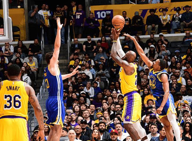 肯纳德首秀惊艳！湖人逆袭勇士，詹姆斯20+10+7准四双，库里缺席