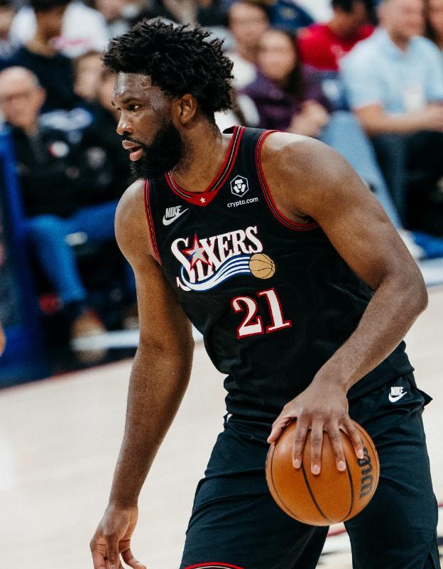 马克西超艾弗森队史第1人！热巴两双难救主，恩比德26+11率队灭火