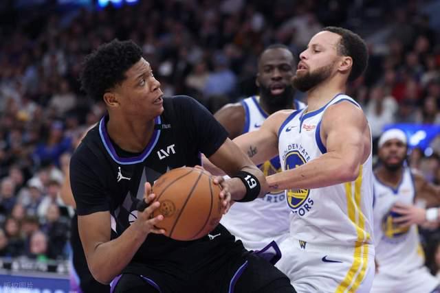 替补狂轰67分！勇士8人上双创赛季新高！库里27分迎得分里程碑