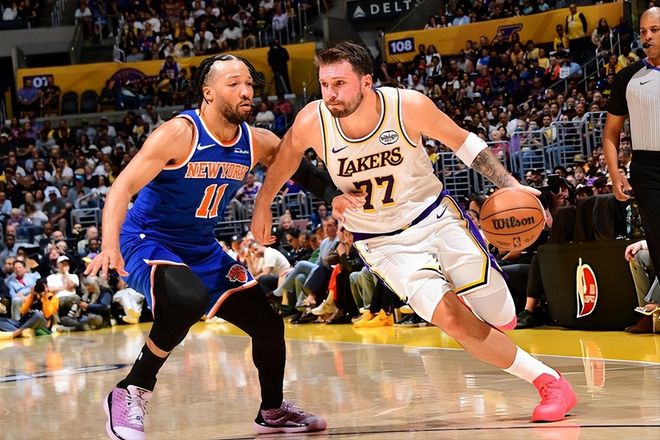 罕见！湖人妖卫10中1，却成正负值之王，锁死4年1.5亿先生立大功