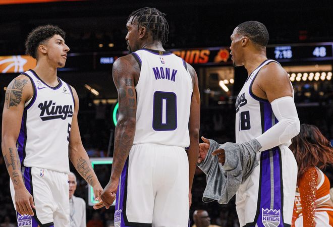 威少首秀6分6板，却惨遭20分逆转！德罗赞空砍29+9，布克31分