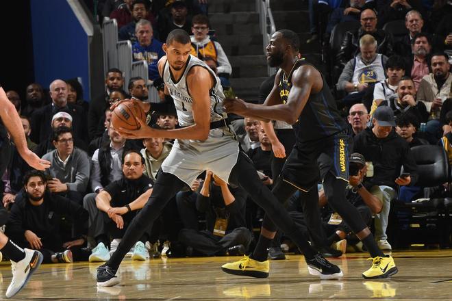 文班亚马26+9，马刺逆转勇士豪取6连胜！格林17+12+8，福克斯惊艳