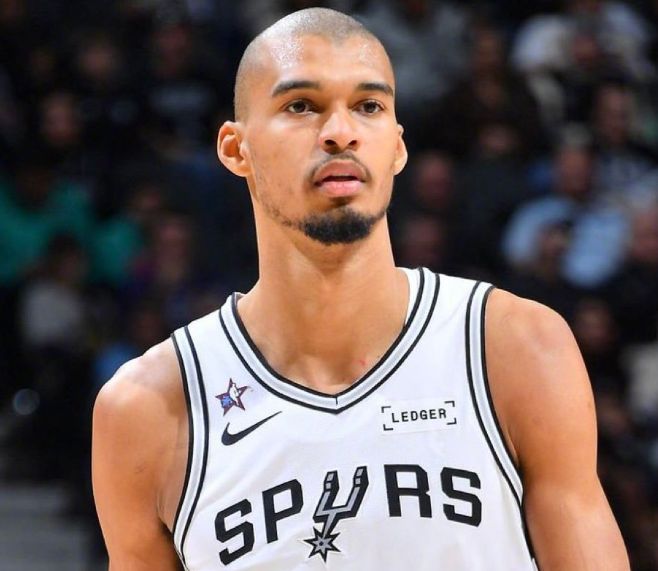 文班25+8+2+4+5完爆班凯罗，福克斯两双榜眼全能，马刺双杀魔术