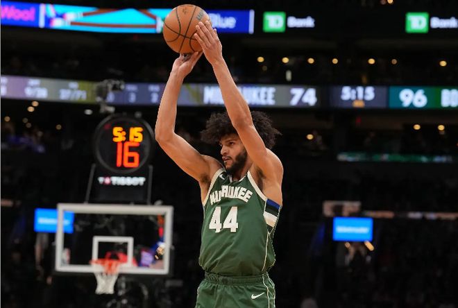 断崖式的下滑！为什么雄鹿侧翼新星本赛季的表现会如此糟糕？