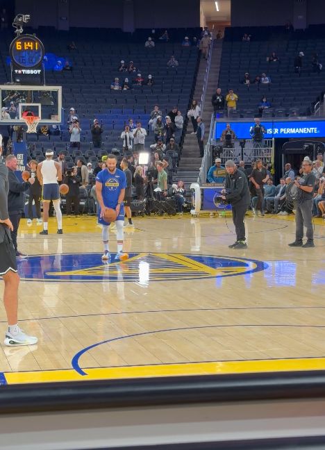 刺激！库里热身时投进logo三分，球还没进筐已经转身庆祝