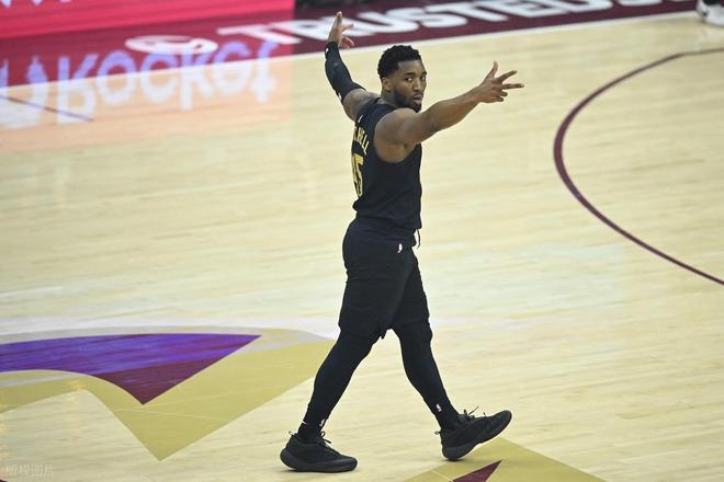 兰德尔41+7+2无缘今日最佳球员！因为小卡27+12+4+4末节超神绝杀