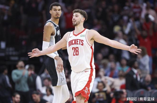 火箭不敌马刺！末节遭逆转，文班28+16+5帽，杜兰特24分