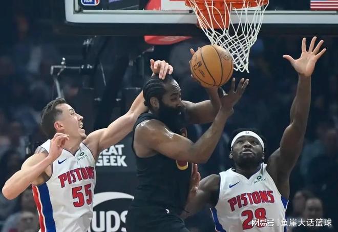 骑士113-109活塞！莫布里三人盛赞哈登，而哈登两点也成重中之重