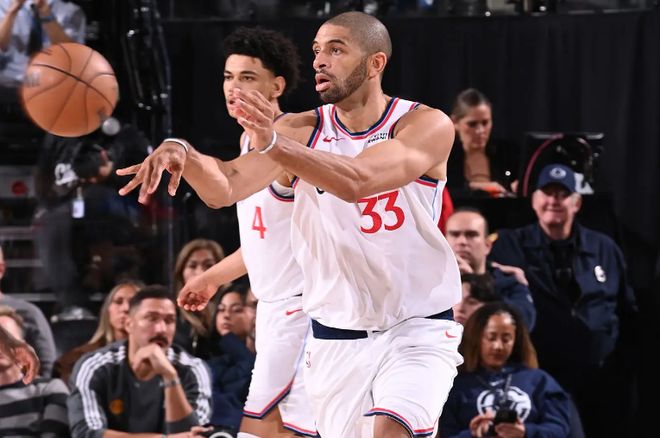 被猛龙冲垮了！快船锋线老将确实不太适合出现在这样的比赛中？