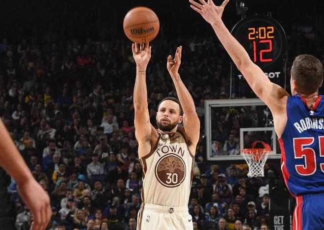 官方：库里右膝酸痛，提前退出对阵活塞的比赛