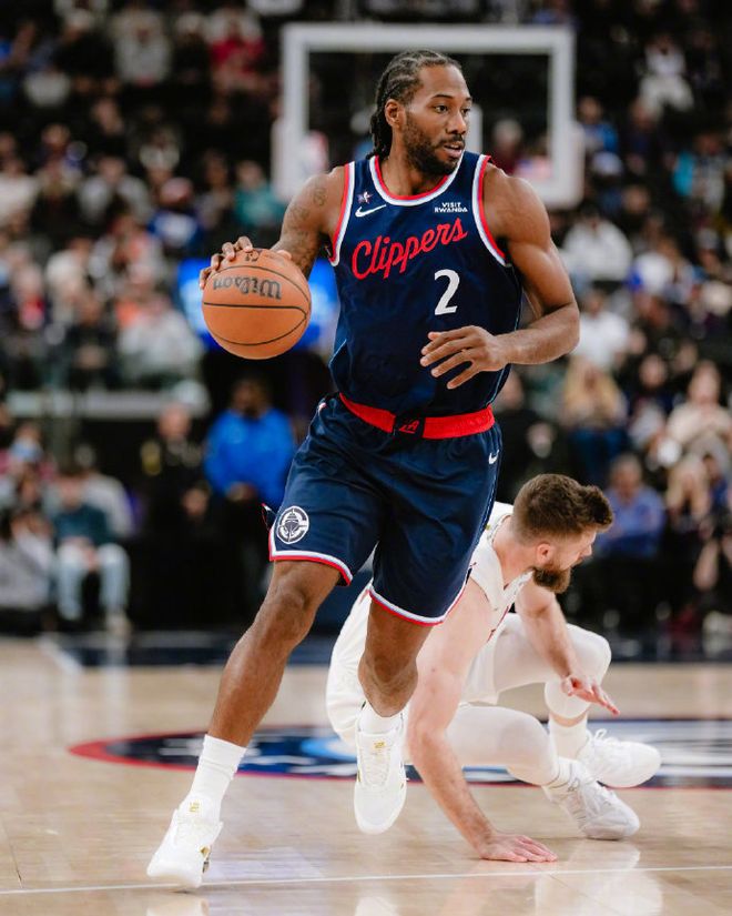 快船交易哈登首战狂输33分：小卡连续29场20+创纪录 暂缓北伐