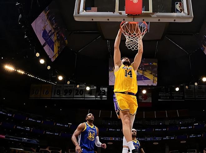 湖人3替补太吃香！克勒贝尔锁内线，范德彪顶级3D，肯纳德高级货