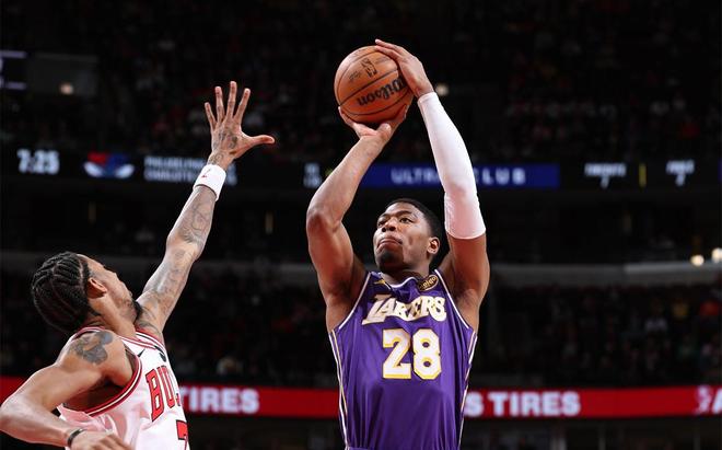 轰23分+4记三分！湖人27岁悍将再闪耀：10胜1负定律上线