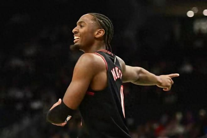 马刺屠76人揽四奖，文班24分钟+41；防守破局雪旧耻，前路可可期