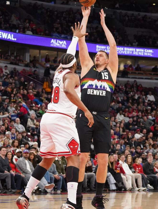 约基奇22+14+17剑指威少神迹，穆雷两双神射23分，掘金大胜公牛