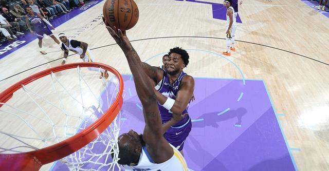 森萨鲍21分欣森射落关键三分 爵士主场险胜勇士