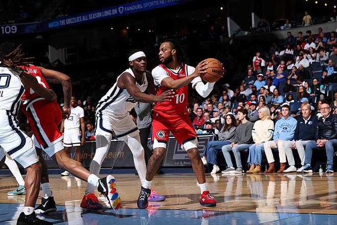 防守问题并不明显！快船后场新援加盟后的表现还是比较稳定的？