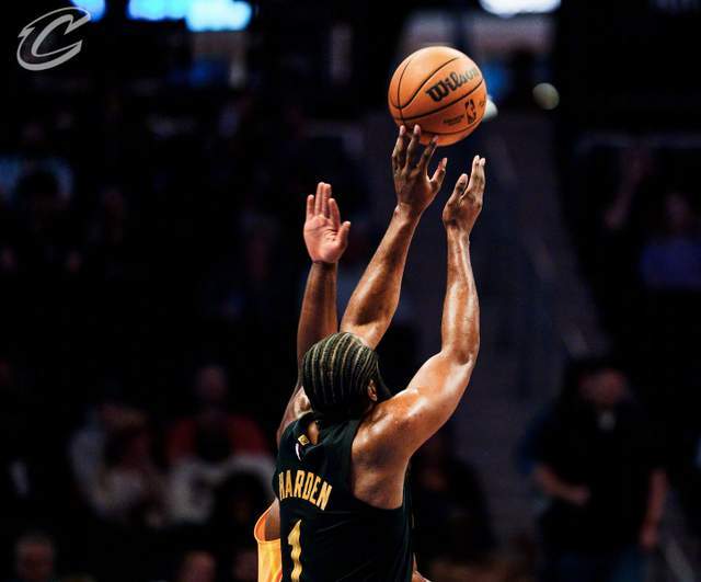 拉锯战！骑士领先14分被追分：阿伦米切尔同砍15分，哈登做嫁衣