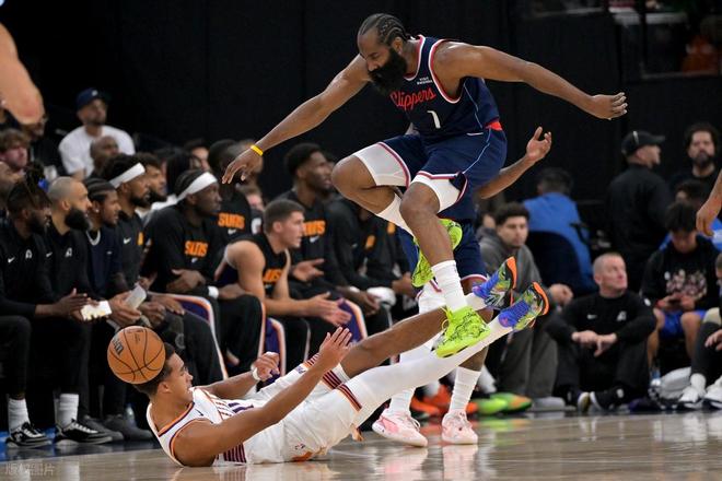 被狄龙惹毛！哈登梦回巅峰打爆太阳！小卡触底反弹，比尔再度拉胯