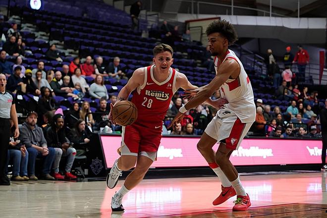 快船抢先签下开拓者二队后场新秀，他的传球和抢断能力都非常出色