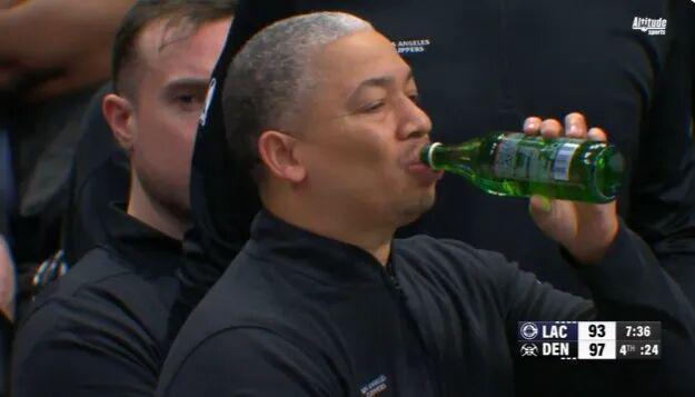 一图流|阿卢竟然在球场借酒消愁？