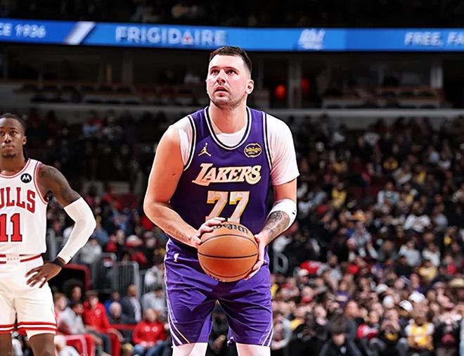 湖人入正轨！东契奇合理出手盘活全队，各配角攻守齐爆侵略性拉满