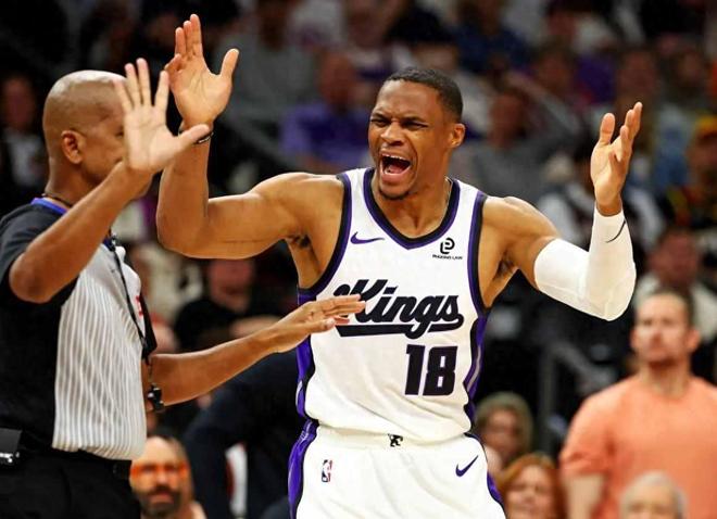 庫(kù)里8次45+，詹姆斯6次封神，誰(shuí)在用年齡改寫(xiě)籃球規(guī)則？