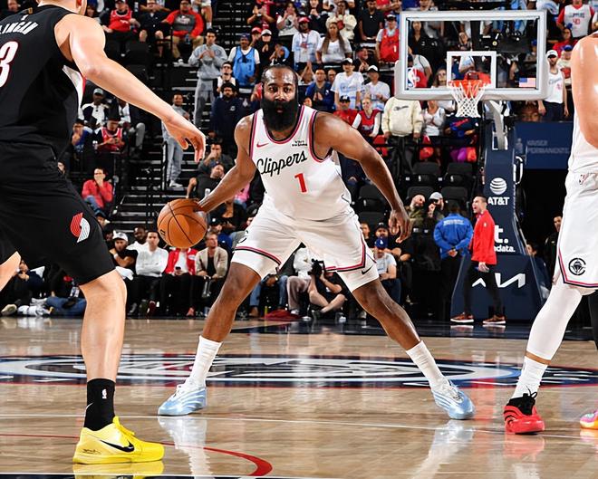 作為后場核心的哈登狀態(tài)明顯回暖，快船也是順利拿下了兩連勝？