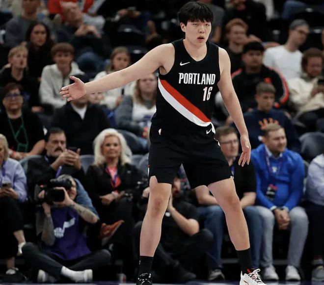 玄学！杨瀚森穿黑色球衣场均3分，下场打勇士换场均12分白色球衣