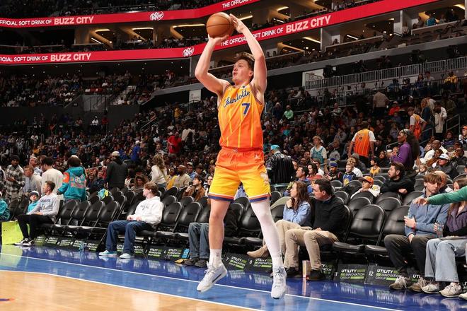 4233记三分仍有遗憾？克尼佩尔：库里早期脚踝伤限制了纪录高度