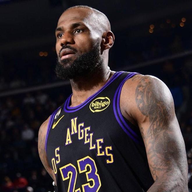 记者：詹姆斯赛季后有三选择，降薪留队、自由加盟别队、退役