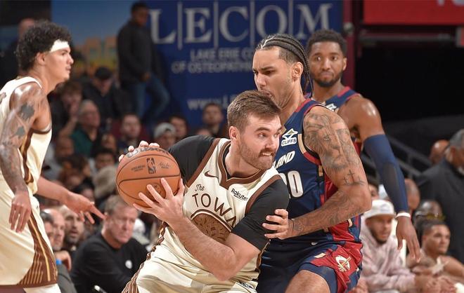 轰19+7大爆冷！勇士29岁库里替身崛起，残阵掀翻骑士：落选秀逆袭