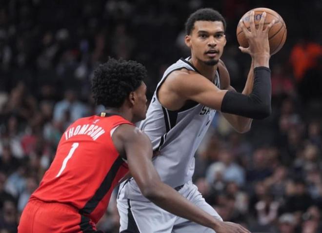 主场斗马刺，火箭残阵出战！经典首发再现，伊森复出，从替补打起