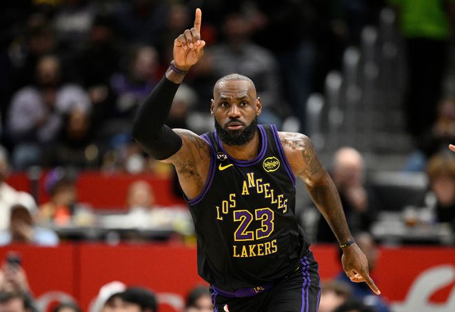 41岁詹皇空接平框暴扣！湖媒高呼OMG 在场+25打卡还大幅降薪？